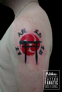 torii gate kanji three sided three comma 鳥居　三つ巴　漢字